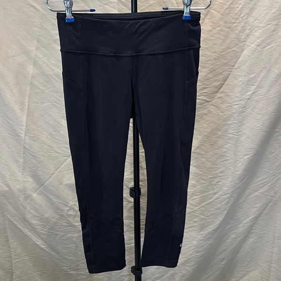 lululemon athletica Pants - Lululemon Athletica Black Form-Fitting Cropped Leggings